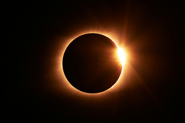 Eclissi solare del 12 agosto 2026: come osservarla senza mettere a rischio la vista